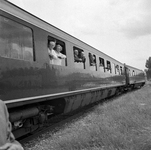 168824 Afbeelding van een groep bejaarden in een extra trein, bestaande uit rijtuigen plan D van de N.S., voor de reis ...